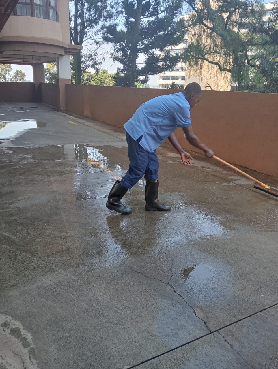 ECO Solutions operative cleaning an apartment